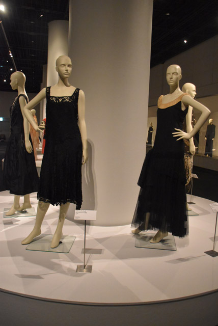第2章「シャネルと彼女のライバルたち Part1」にて（左）ガブリエル・シャネルのイヴニング・ドレス（1927年頃）　（右）ガブリエル・シャネルのイヴニング・ドレス（1929）